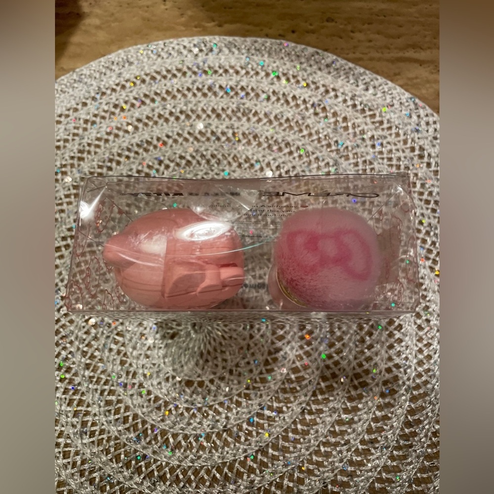 Creme x Hello Kitty Kabuki Brush 🎀🎀 - Picture 2 of 4